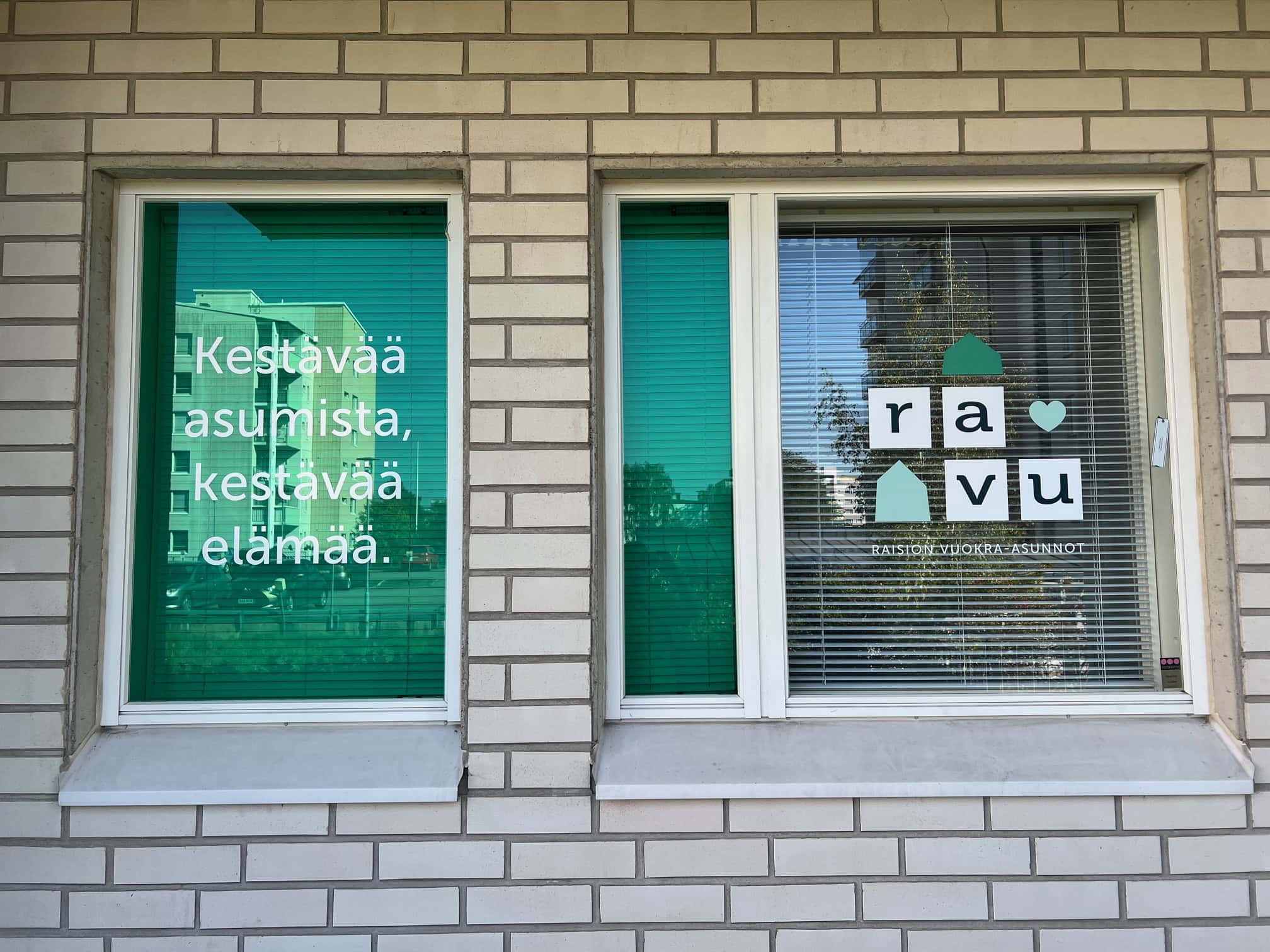 Brändiuudistus näkyy Raision vuokra-asuntojen toimiston ikkunateippauksissa. Bränditoimisto Hurraa.