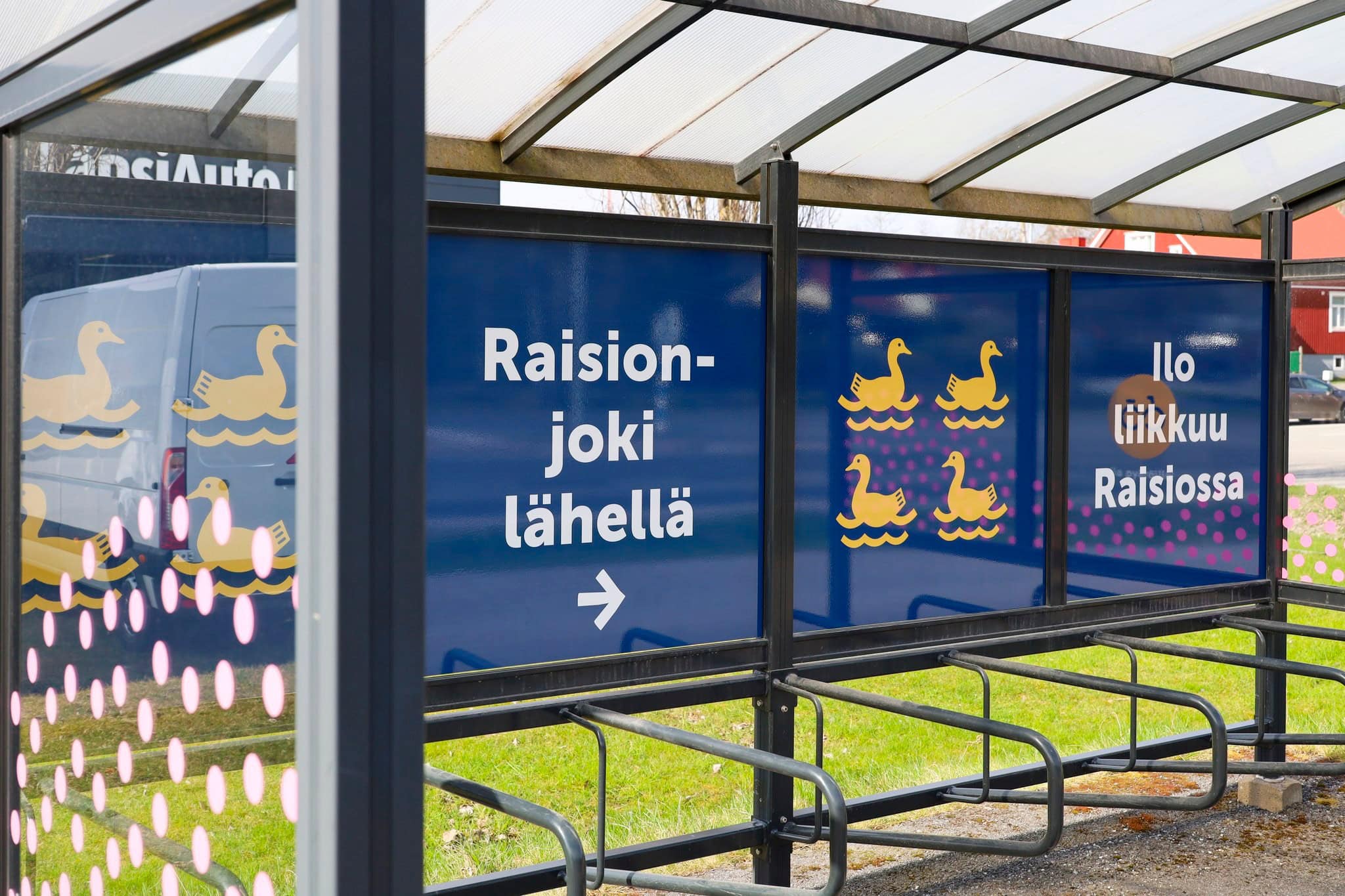 Raisionjoen polkupyöräkatos teipattuna. Graafinen suunnittelija: Tuire Laine. Kuva: Raision kaupunki.