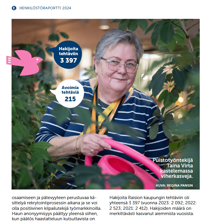 Ote taittamastamme henkilöstöraportista. Raision kaupungin työntekijä kastelee viherkasveja pinkillä kastelukannulla.