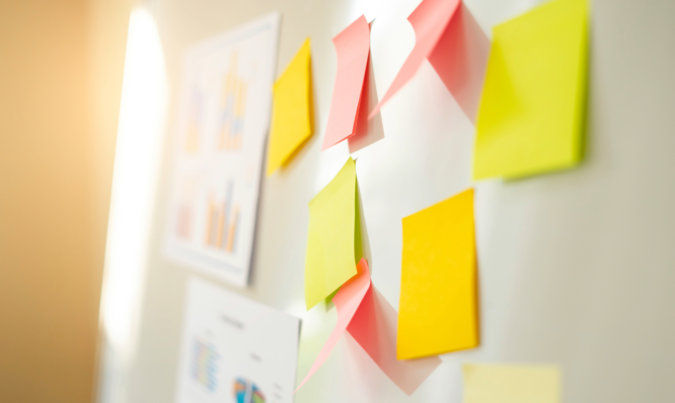 Brändityöpajan Post-it -seinämä, jossa näkyy ydinlupaus ja kohderyhmä.