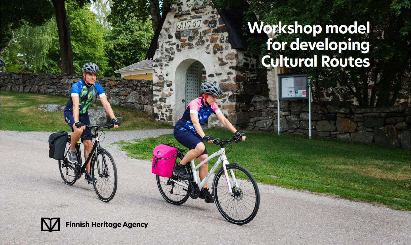 Kansikuva Workshop model for developing Cultural Routes -julkaisun taitosta. Hankkeen loppujulkaisu. Kaksi retkipyöräilijää vanhan kivikirkon edessä.