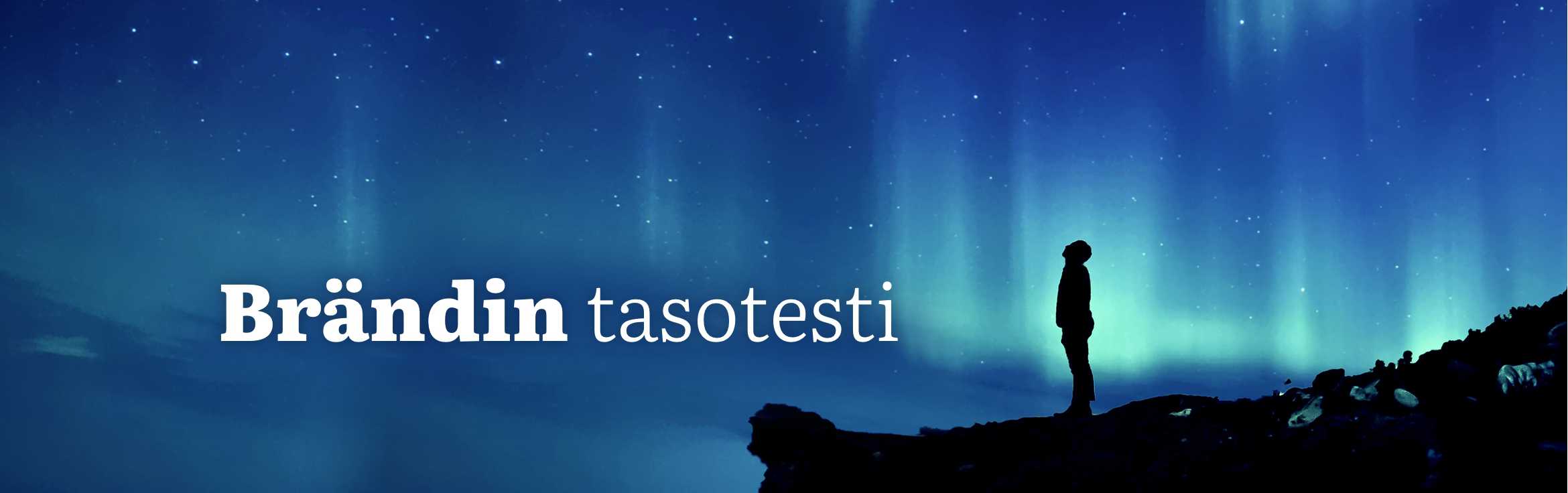 Bränditoimisto Hurraa pistää brändisi leimuamaan, kuten tässä kuvassa.  Revontulet loimuavat taivaalla. Etualalla henkilö seisoo katselemassa niitä kalliokielekkeen päällä.